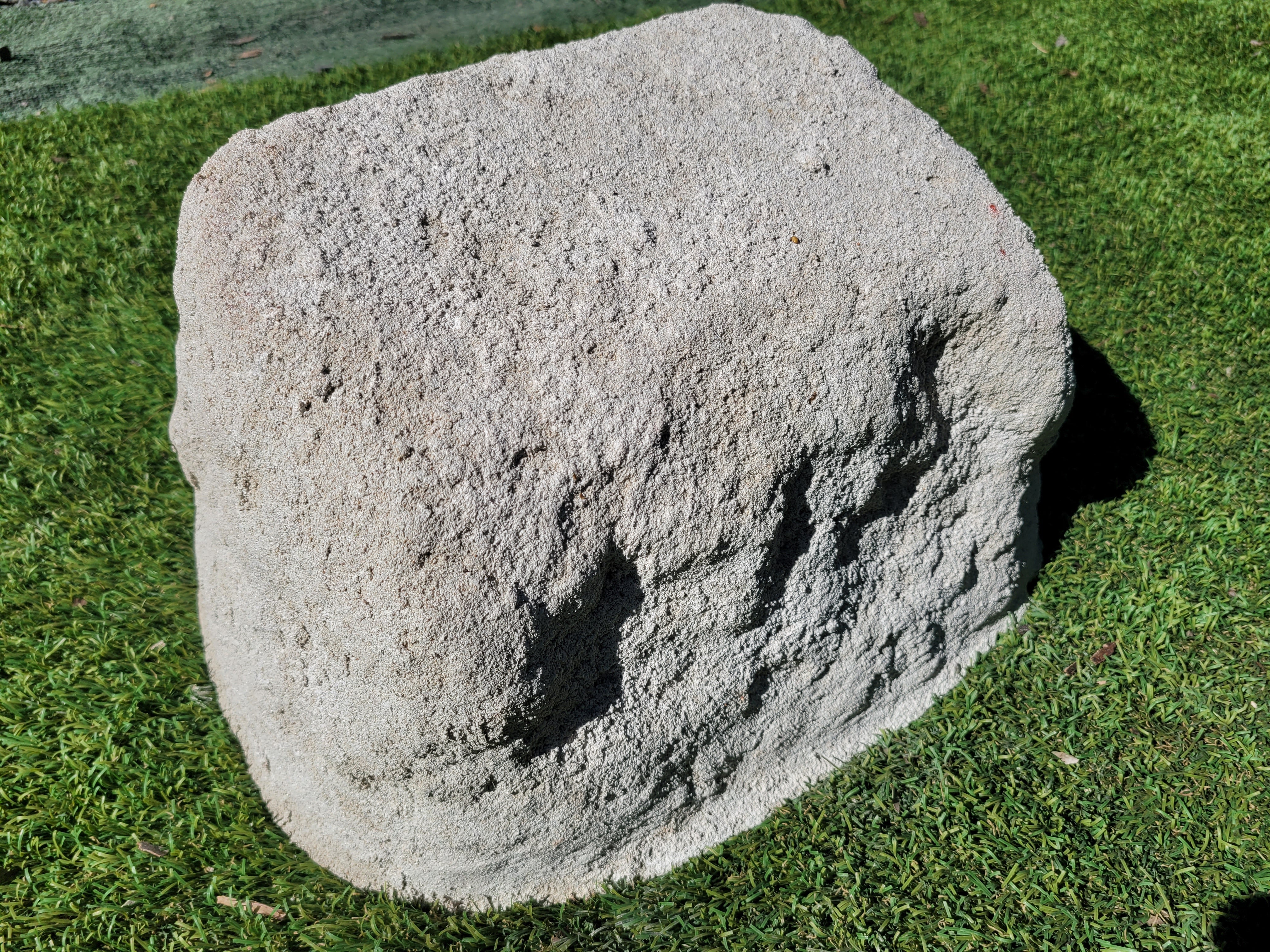 Memorial Rock Urn 1863 Medium White