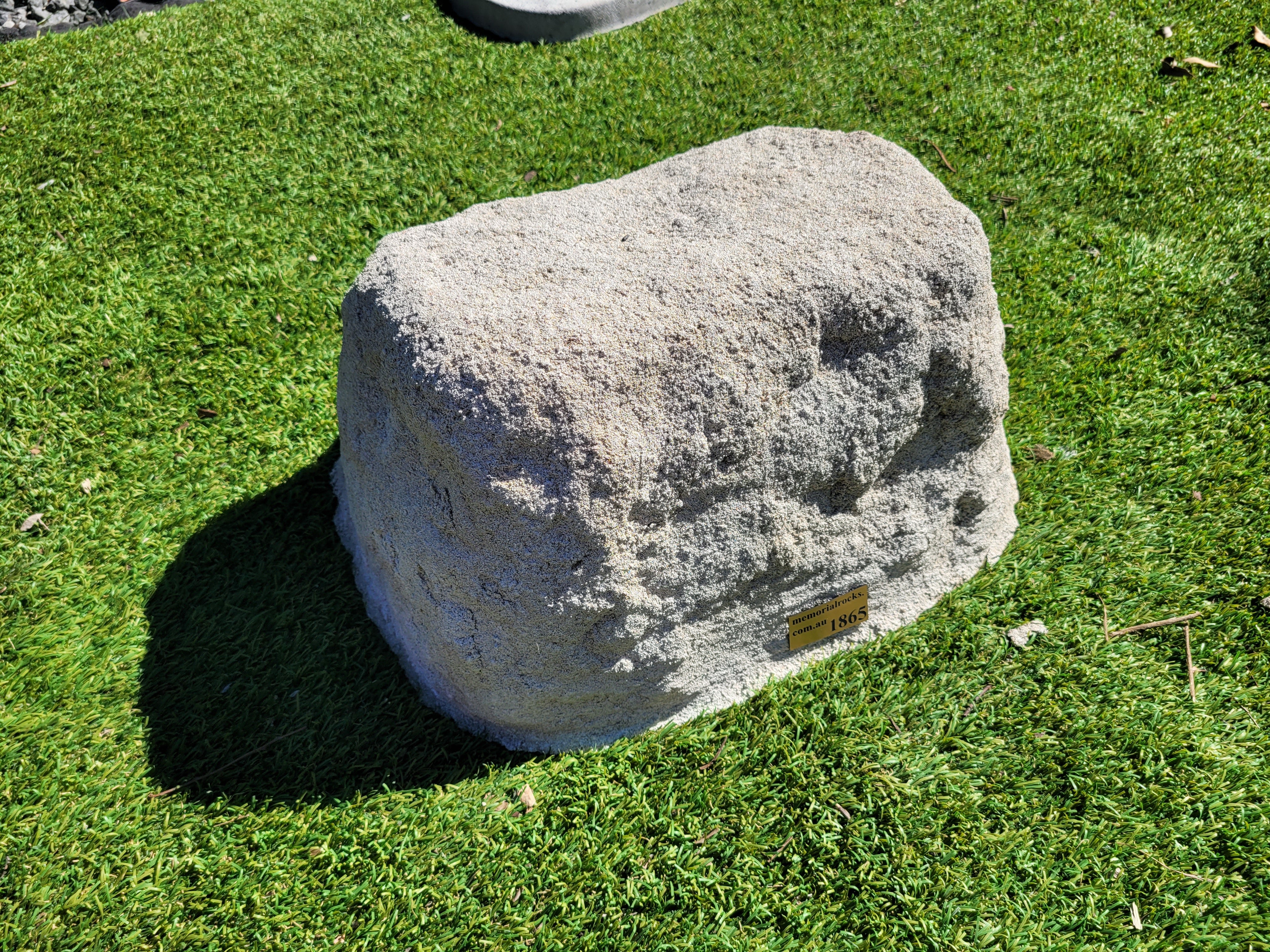 Memorial Rock Urn 1865 Medium White