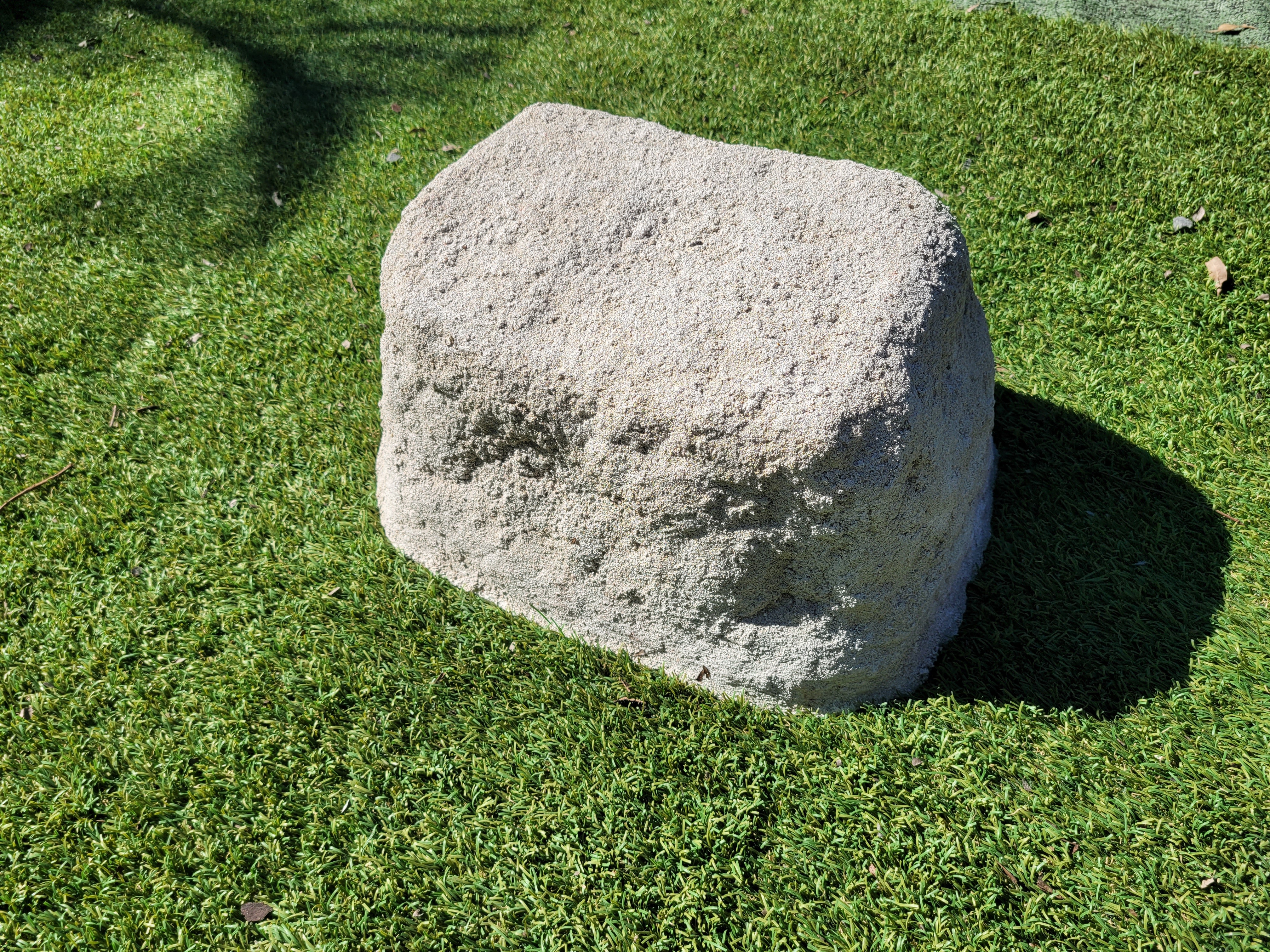 Memorial Rock Urn 1865 Medium White