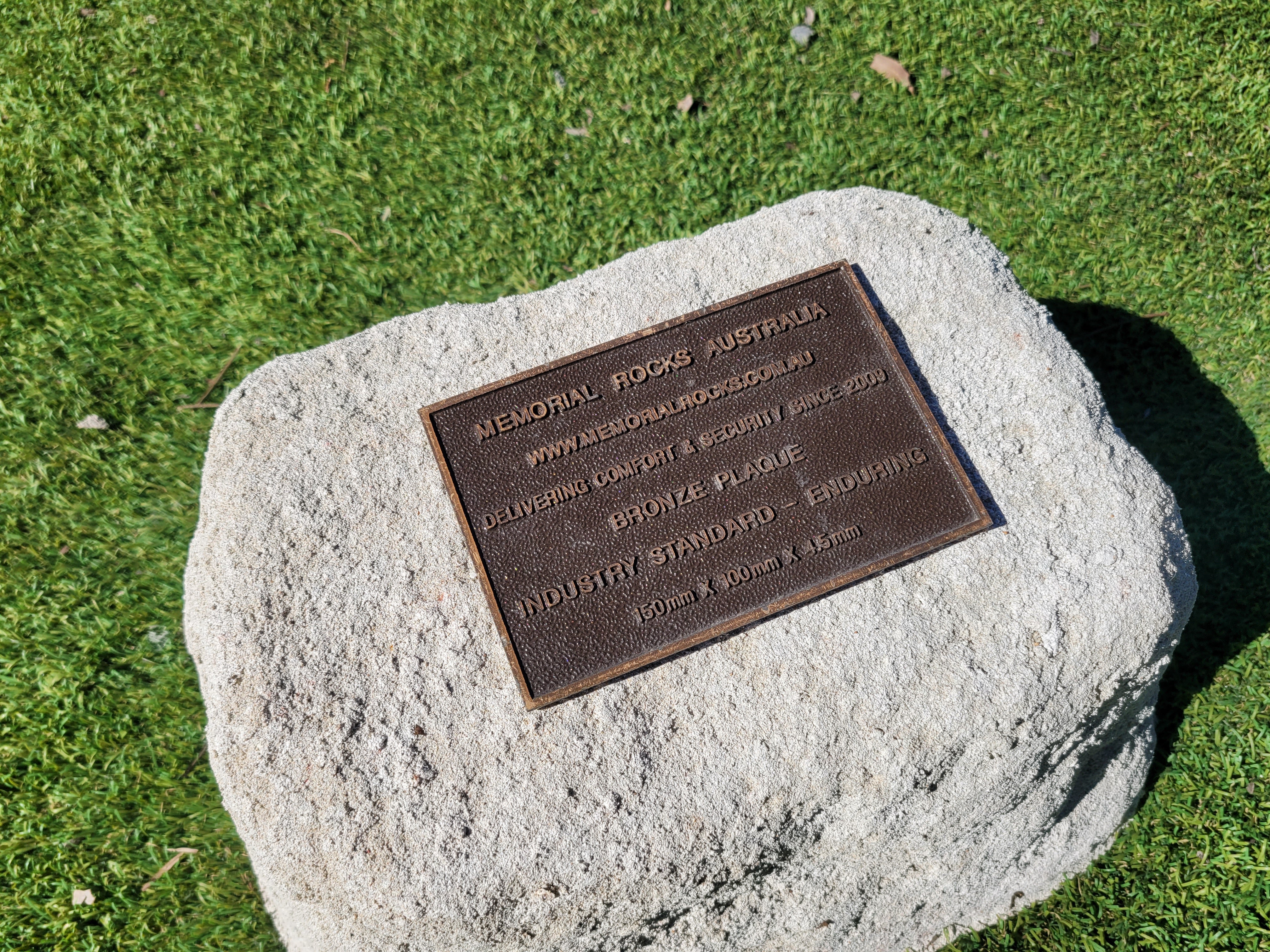 Memorial Rock Urn 1865 Medium White