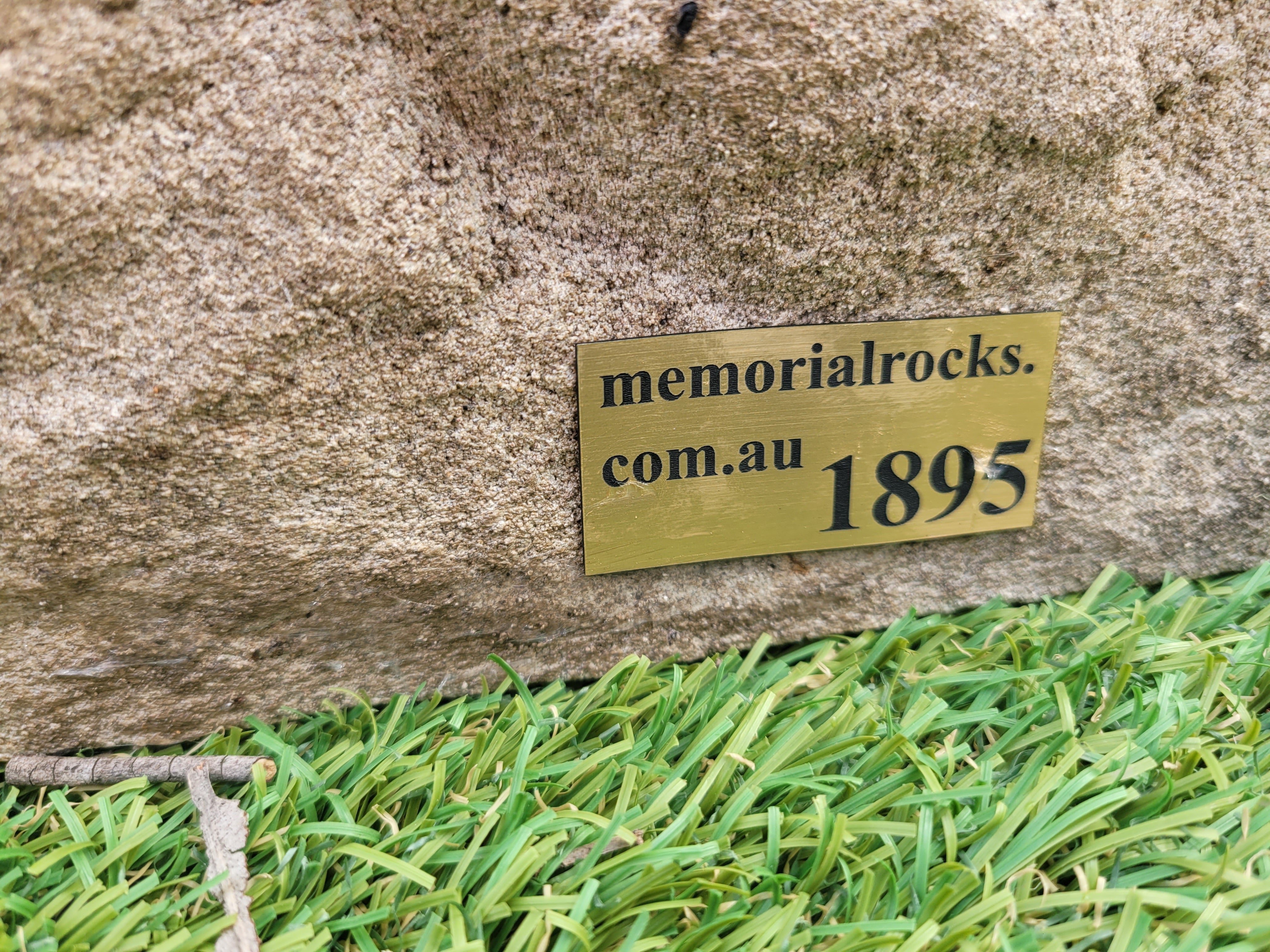 Memorial Rock Urn 1895 Regular Natural Riversand