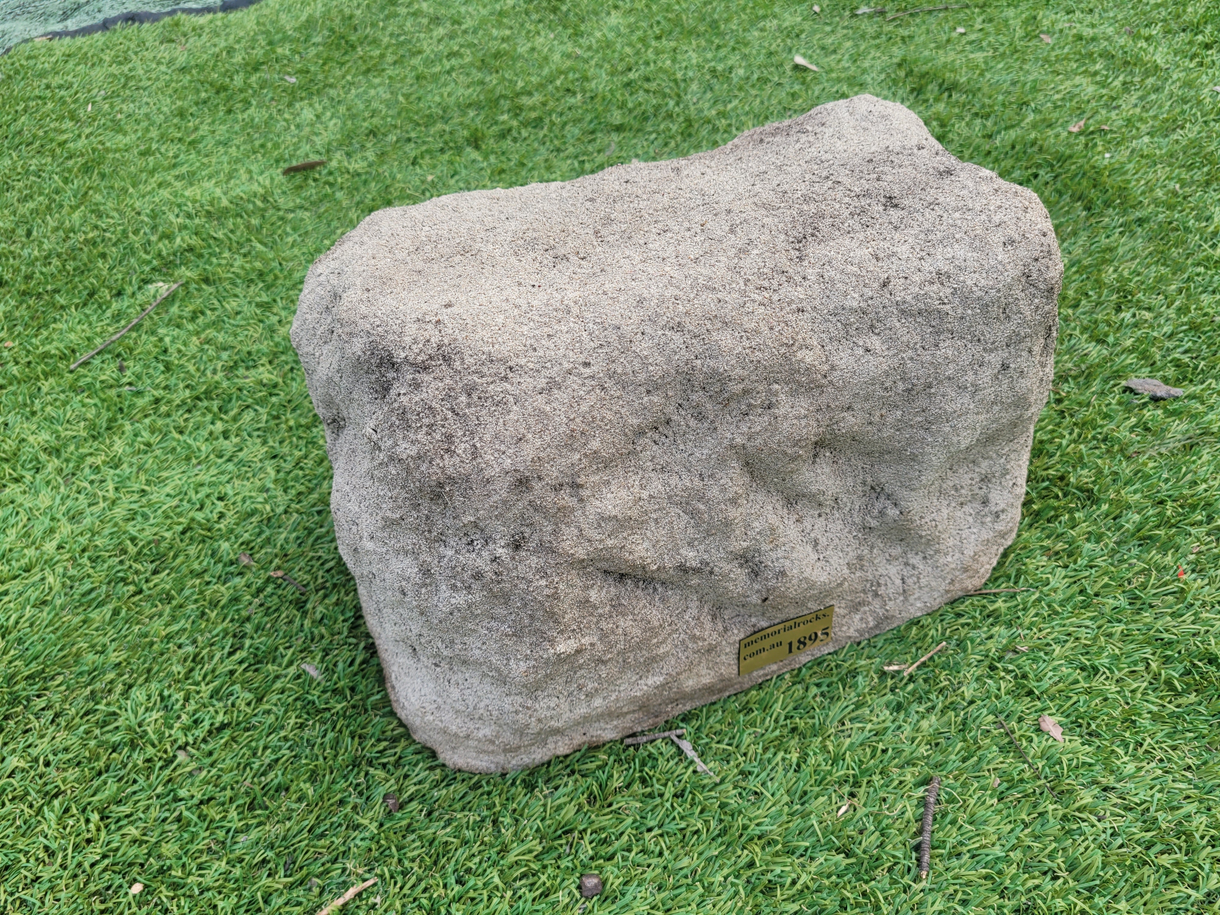 Memorial Rock Urn 1895 Regular Natural Riversand