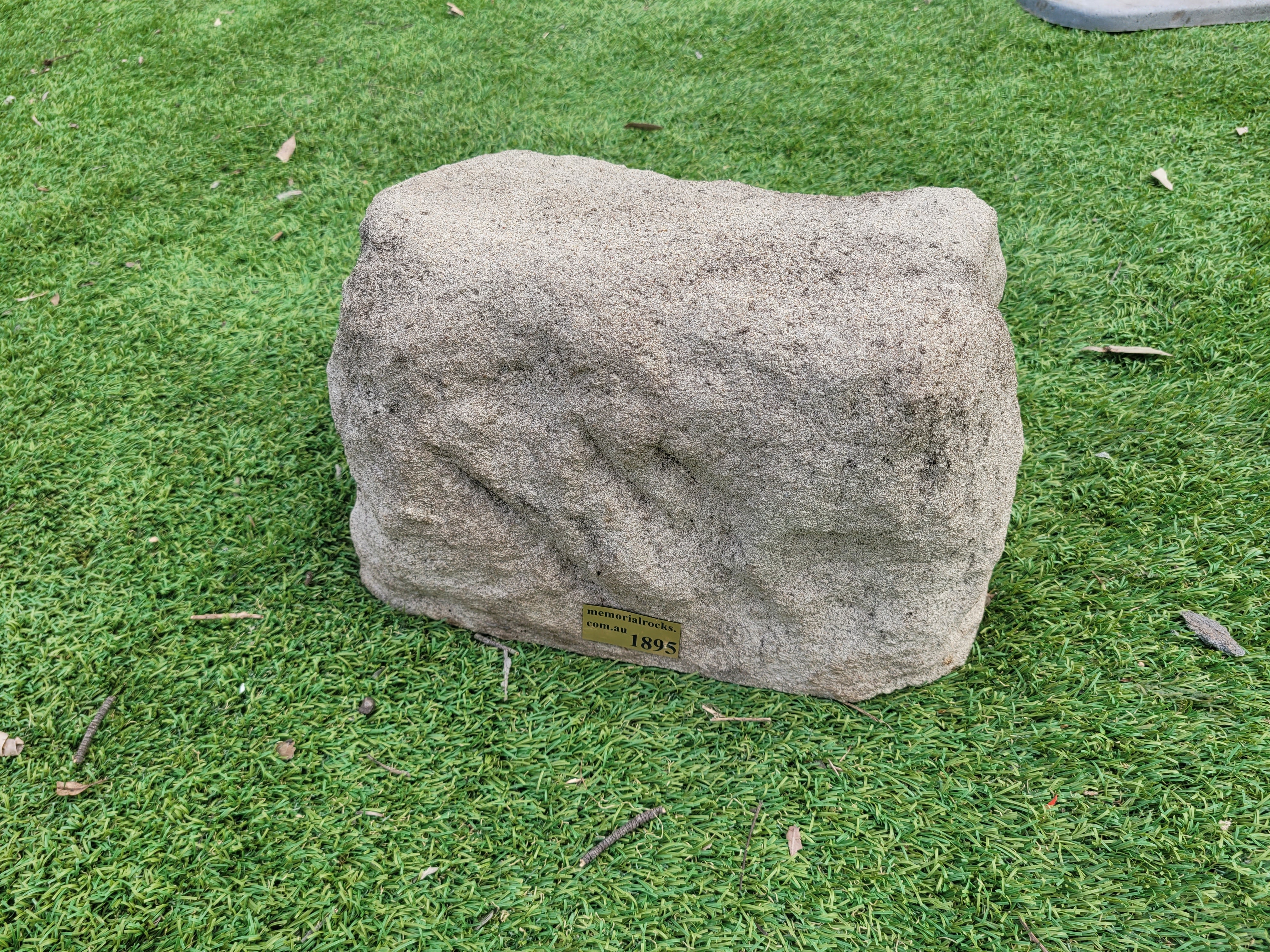 Memorial Rock Urn 1895 Regular Natural Riversand