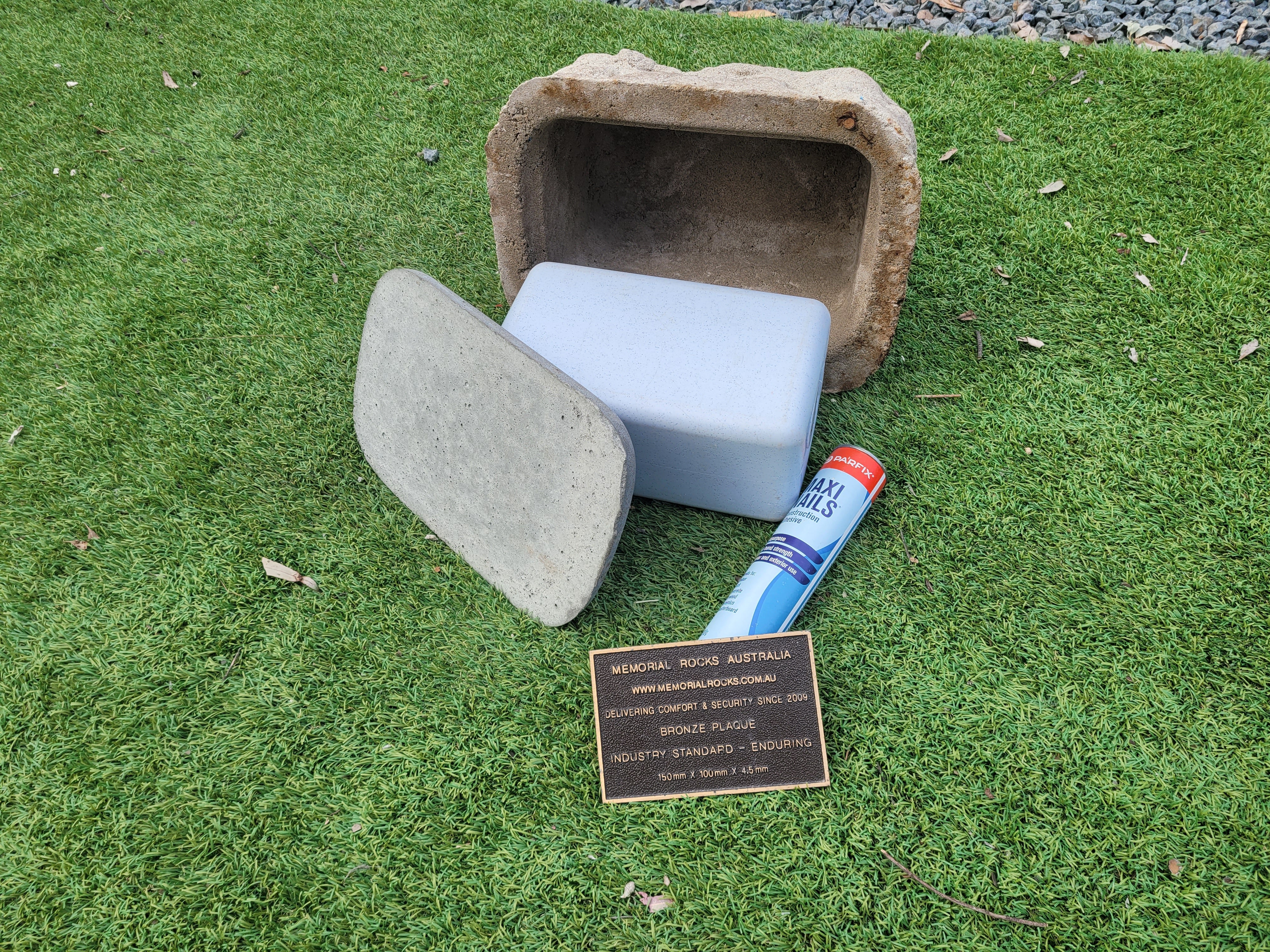 Memorial Rock Urn 1895 Regular Natural Riversand