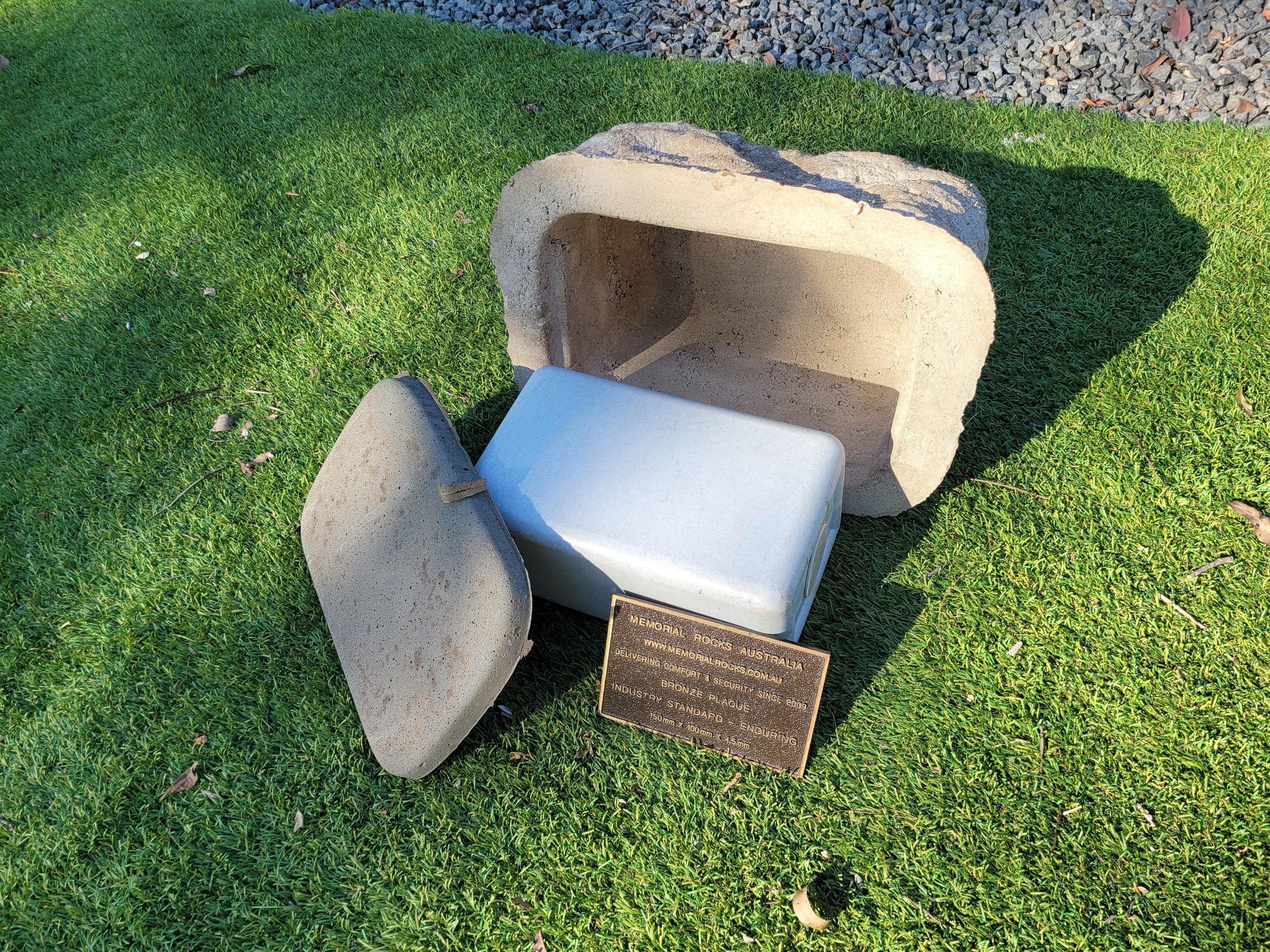 Memorial Rock Urn 1906 Regular Natural Riversand