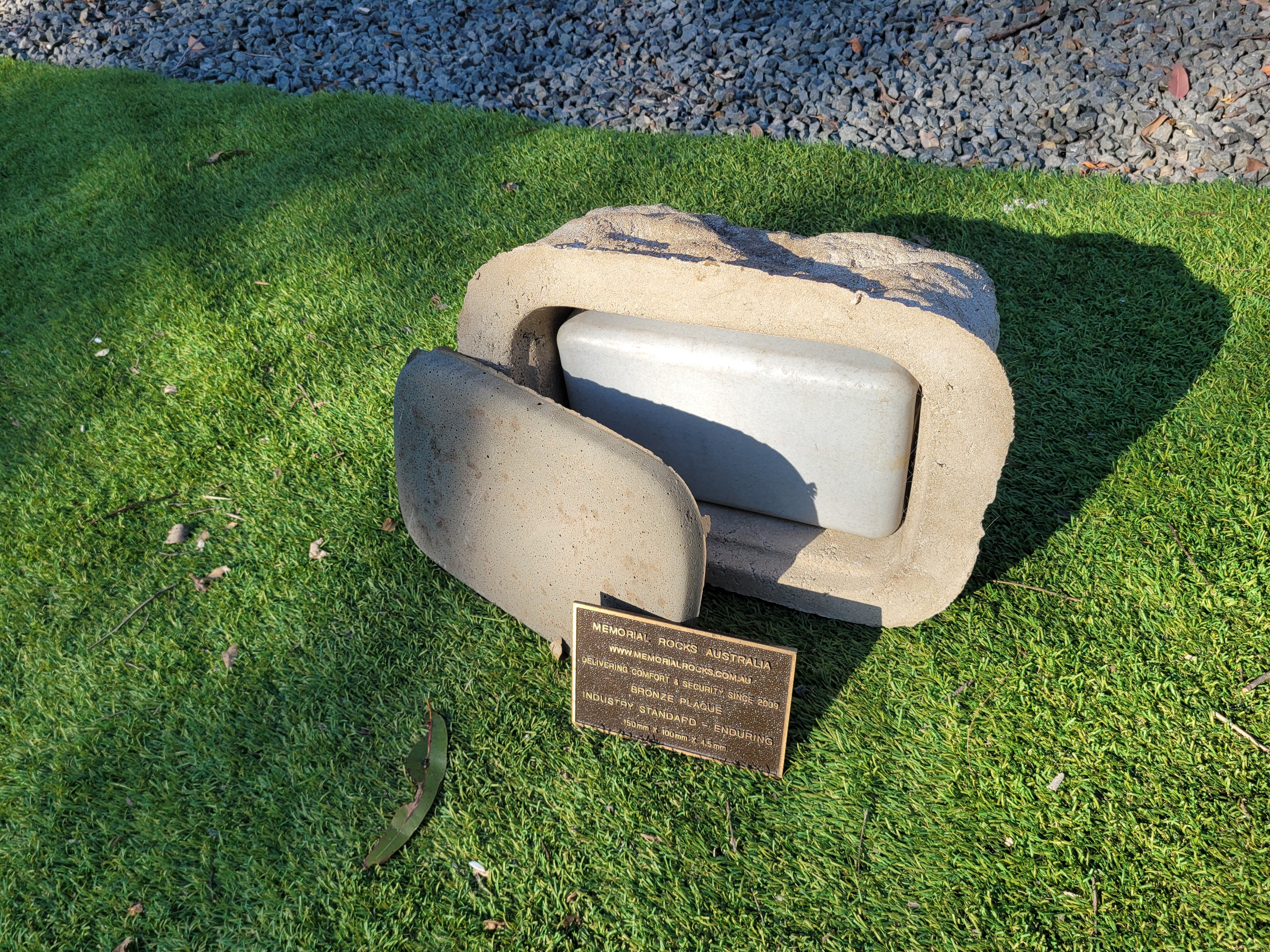 Memorial Rock Urn 1906 Regular Natural Riversand