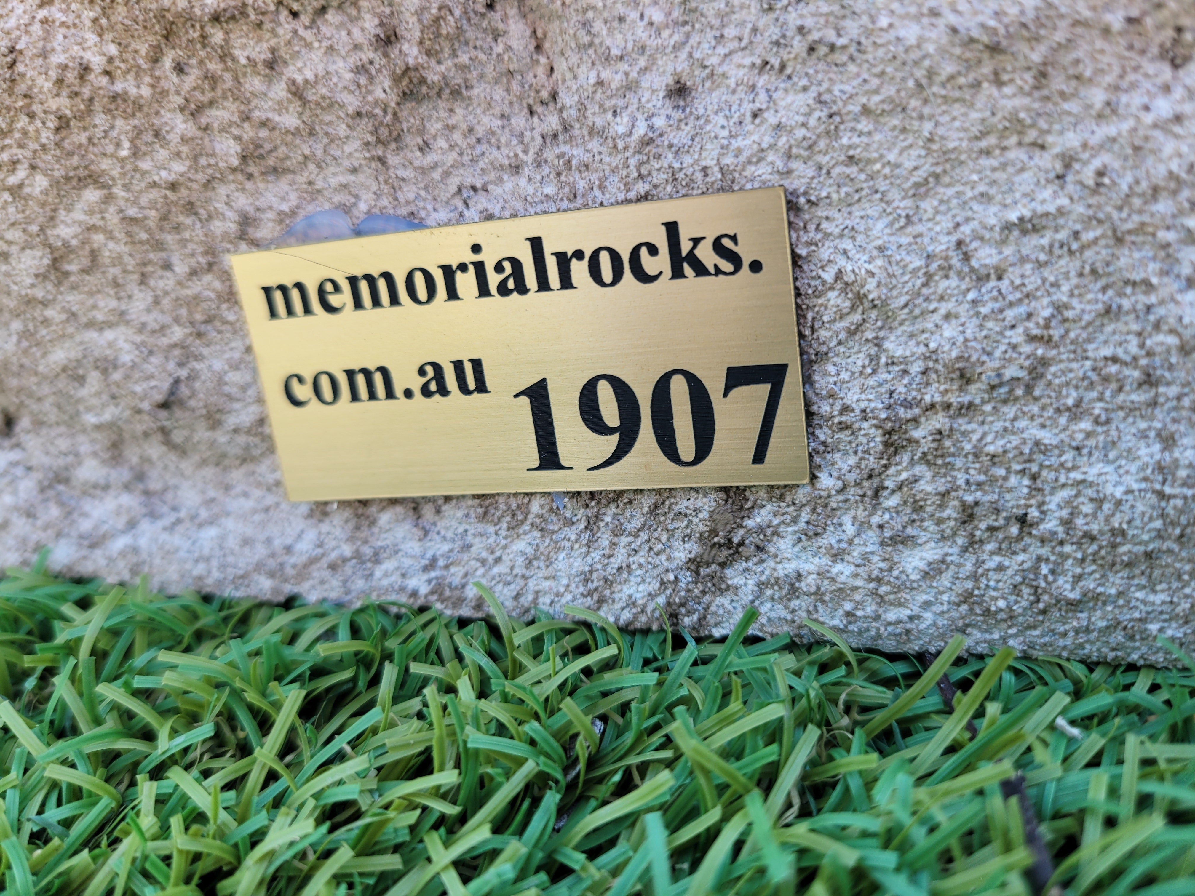 Memorial Rock Urn 1907 Regular Natural Riversand