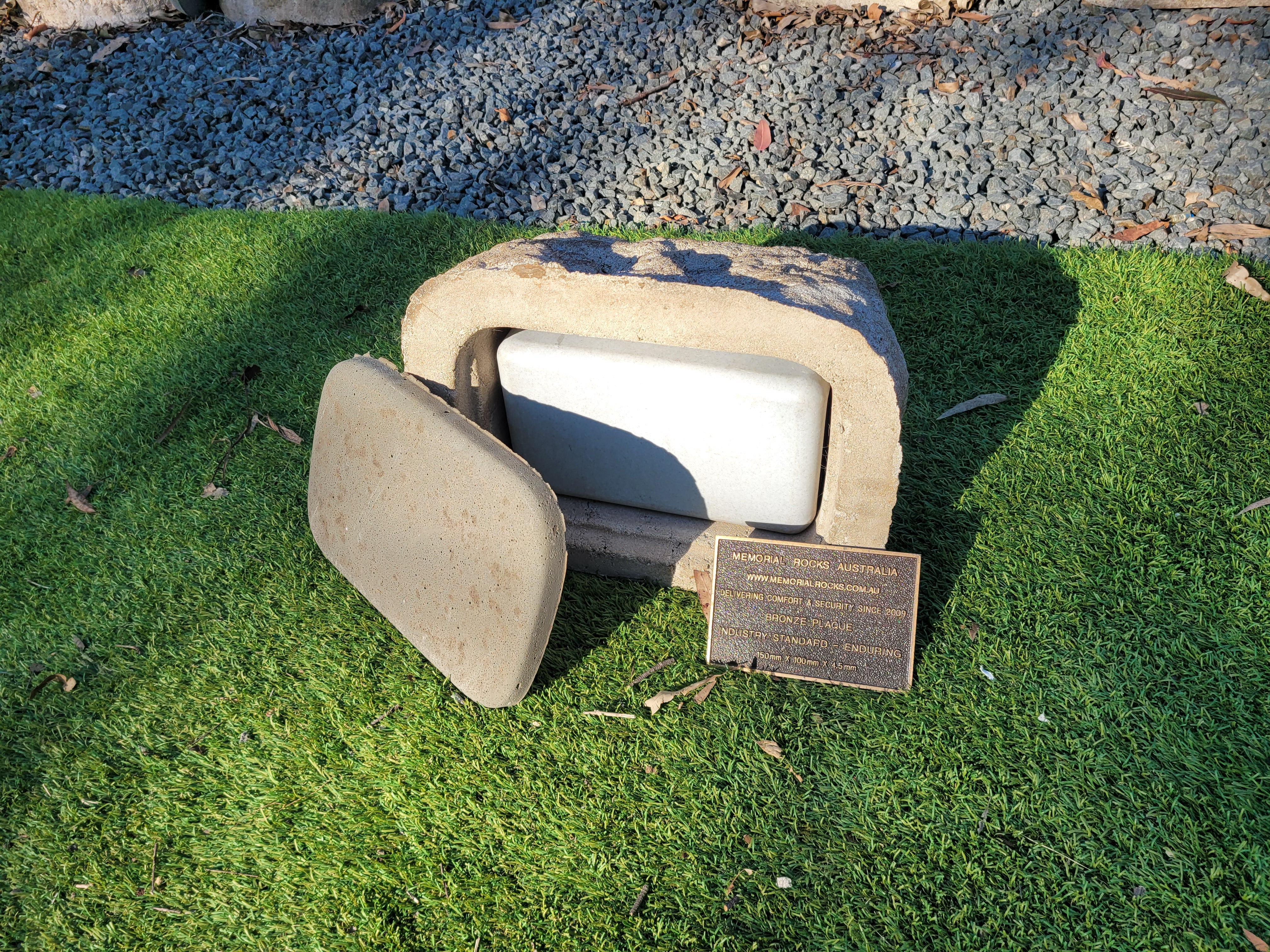 Memorial Rock Urn 1907 Regular Natural Riversand