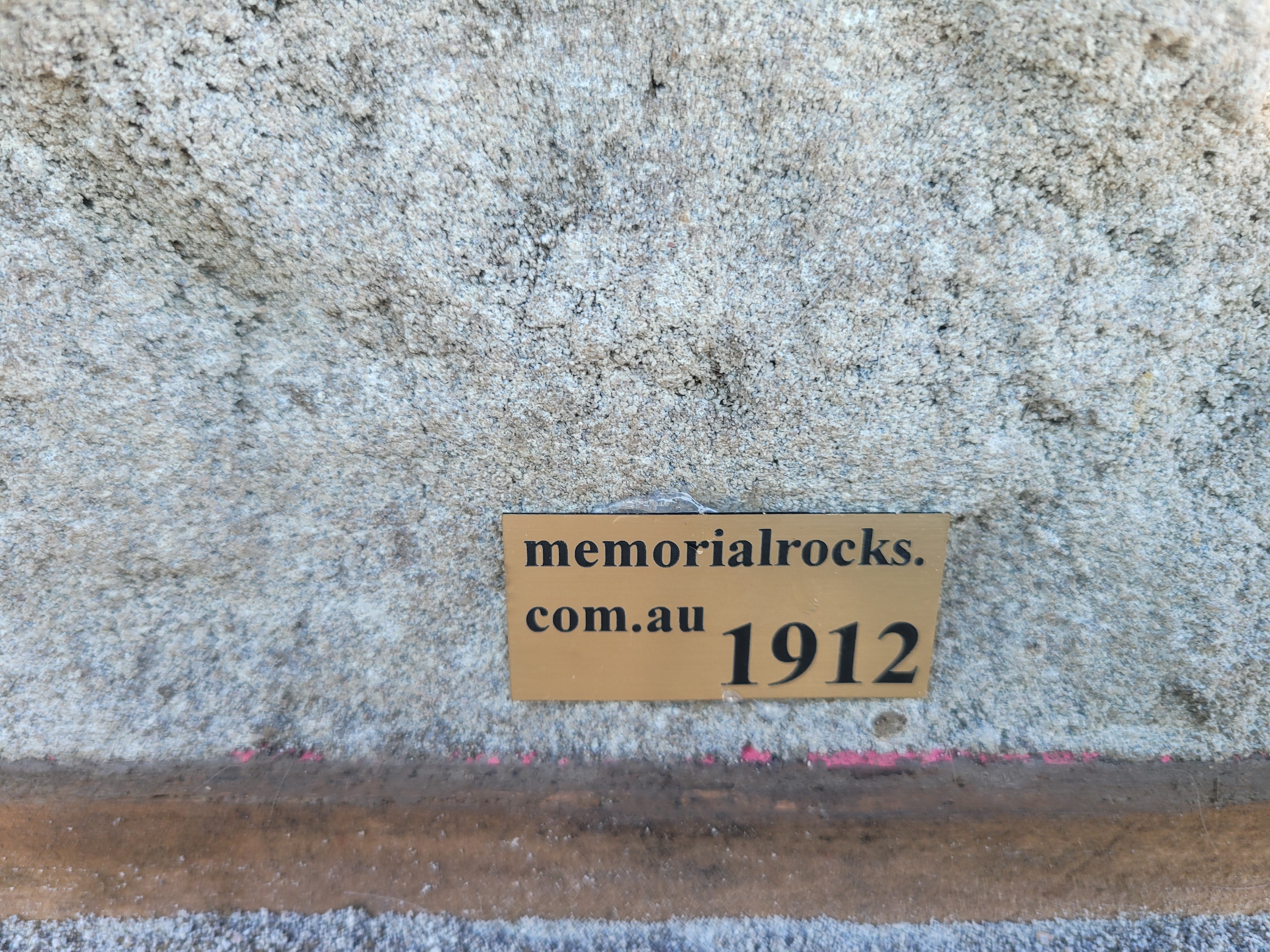 Memorial Rock Urn 1912 Regular Natural Riversand