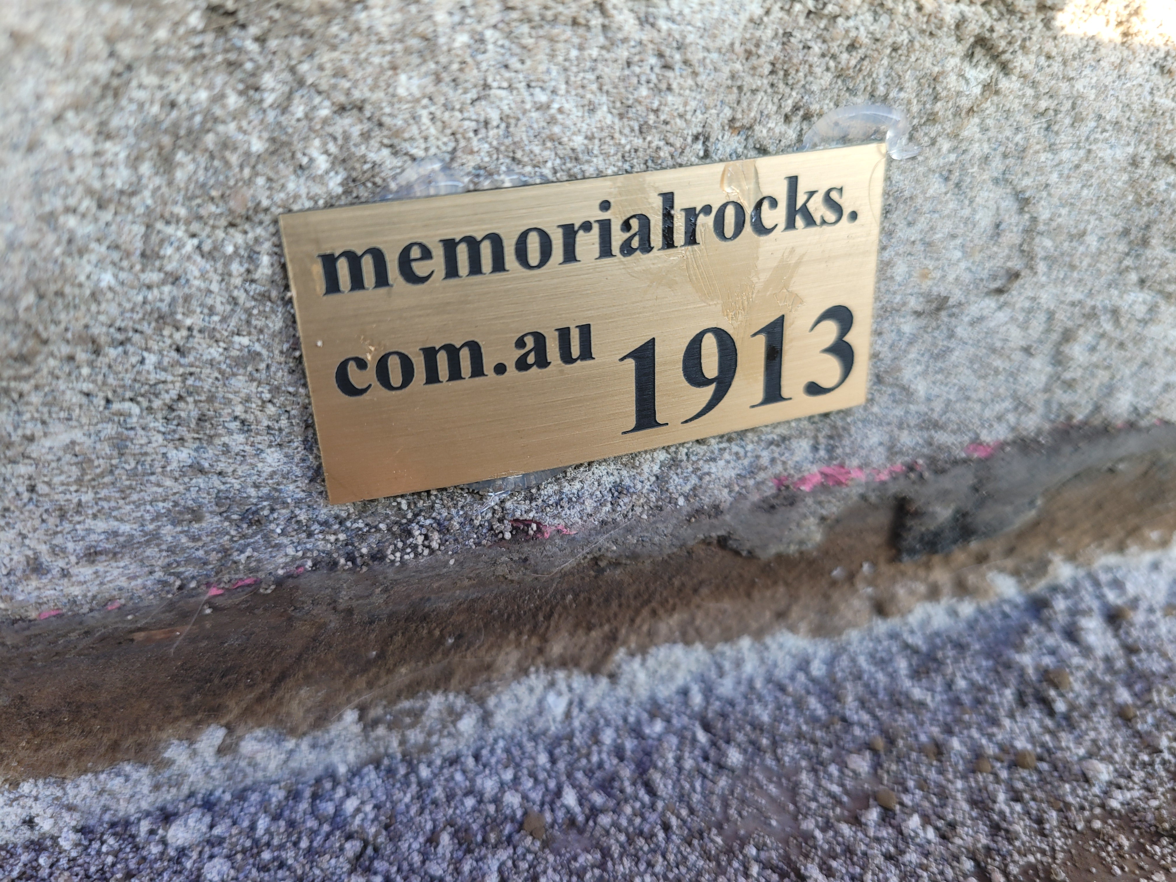 Memorial Rock Urn 1913 Regular Natural Riversand