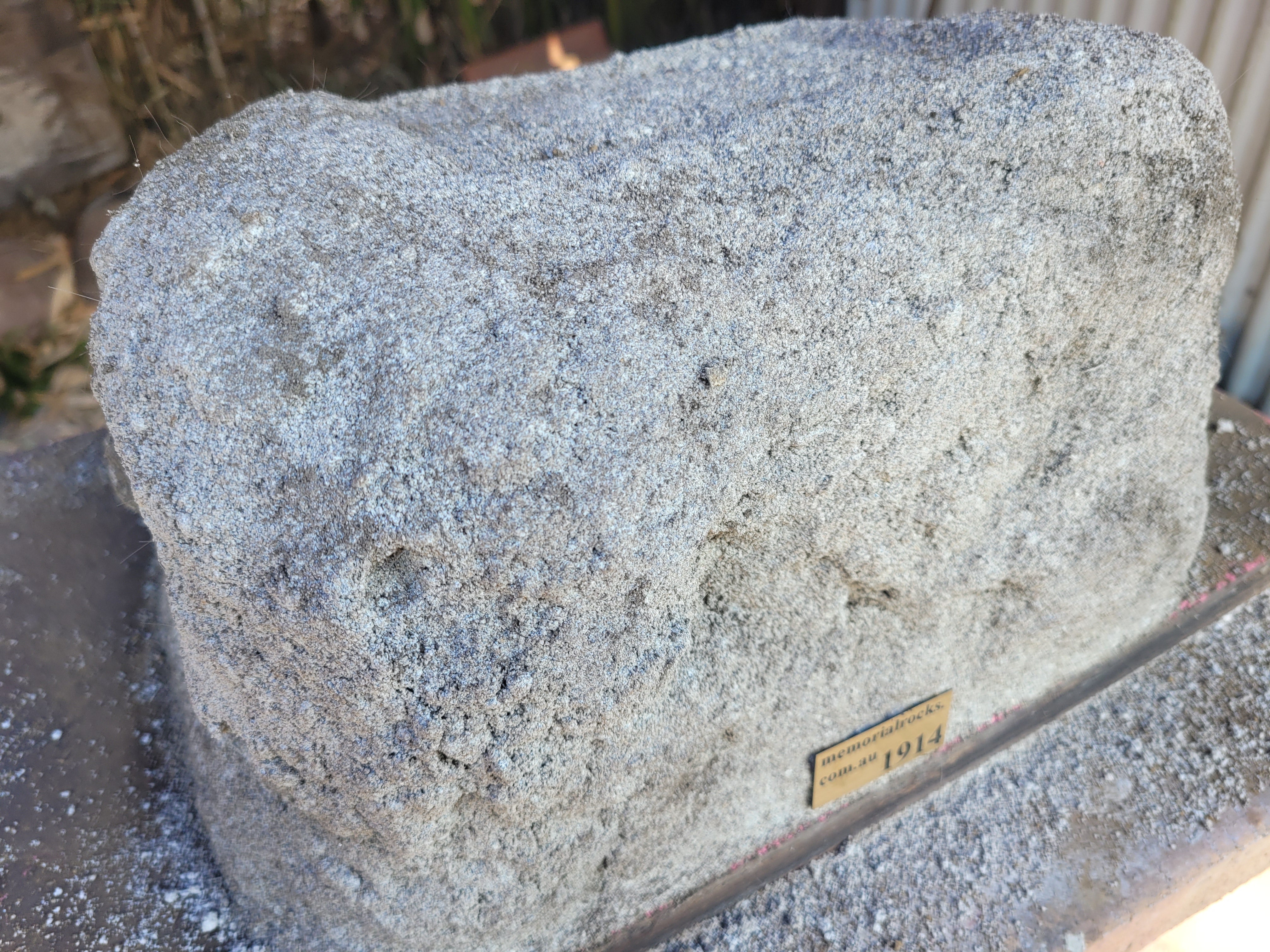 Memorial Rock Urn 1914 Regular Natural Riversand