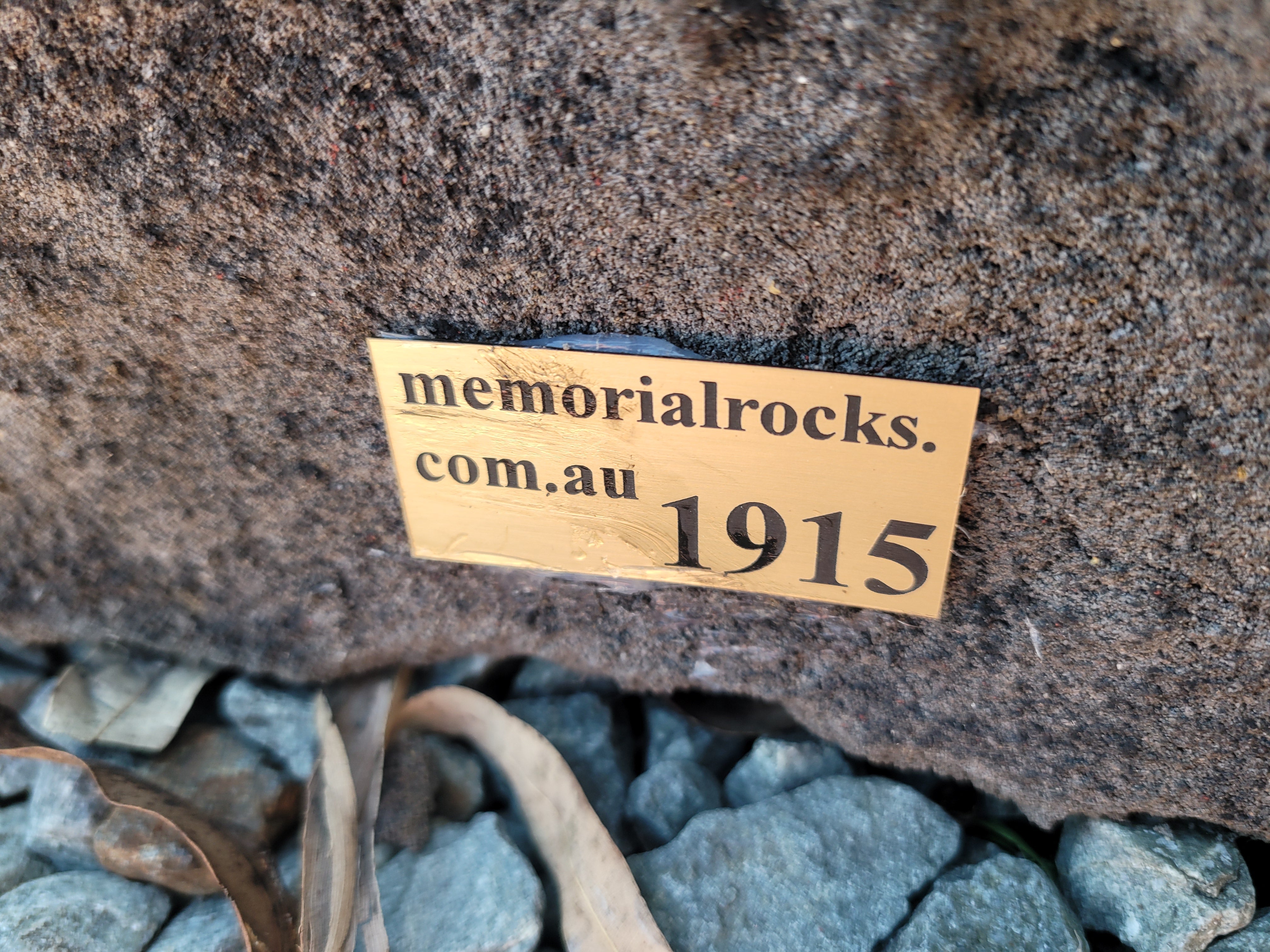 Memorial Rock Urn 1915 Medium Black / Charcoal