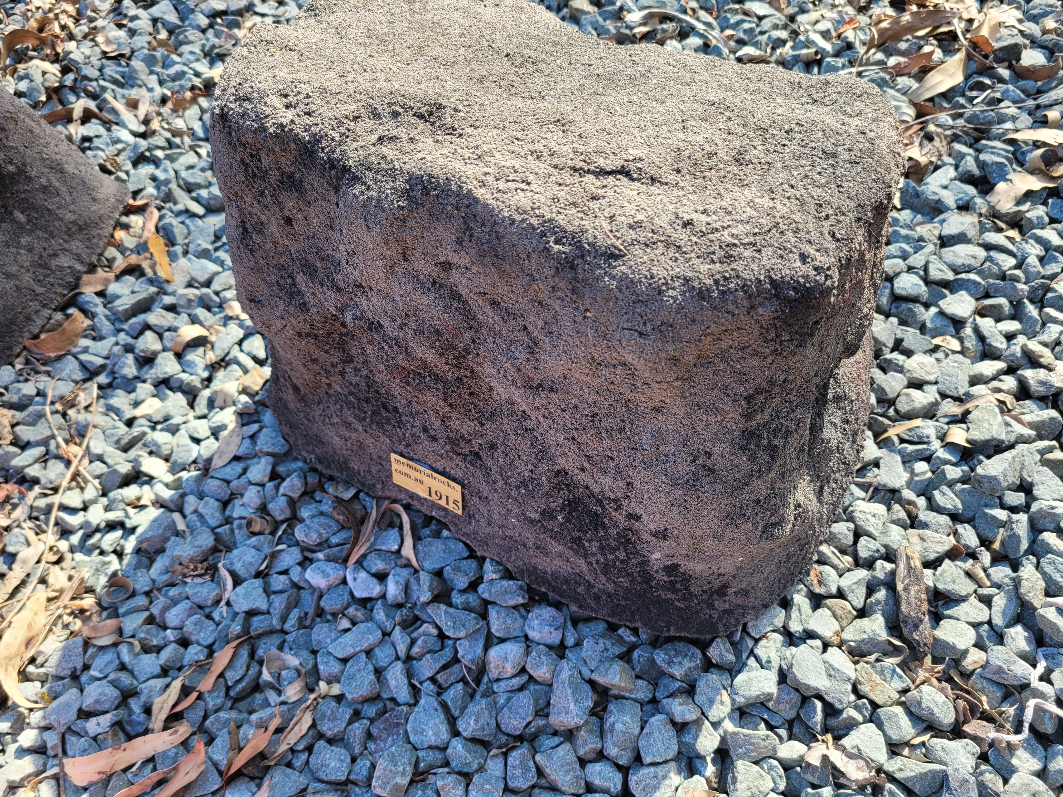 Memorial Rock Urn 1915 Medium Black / Charcoal