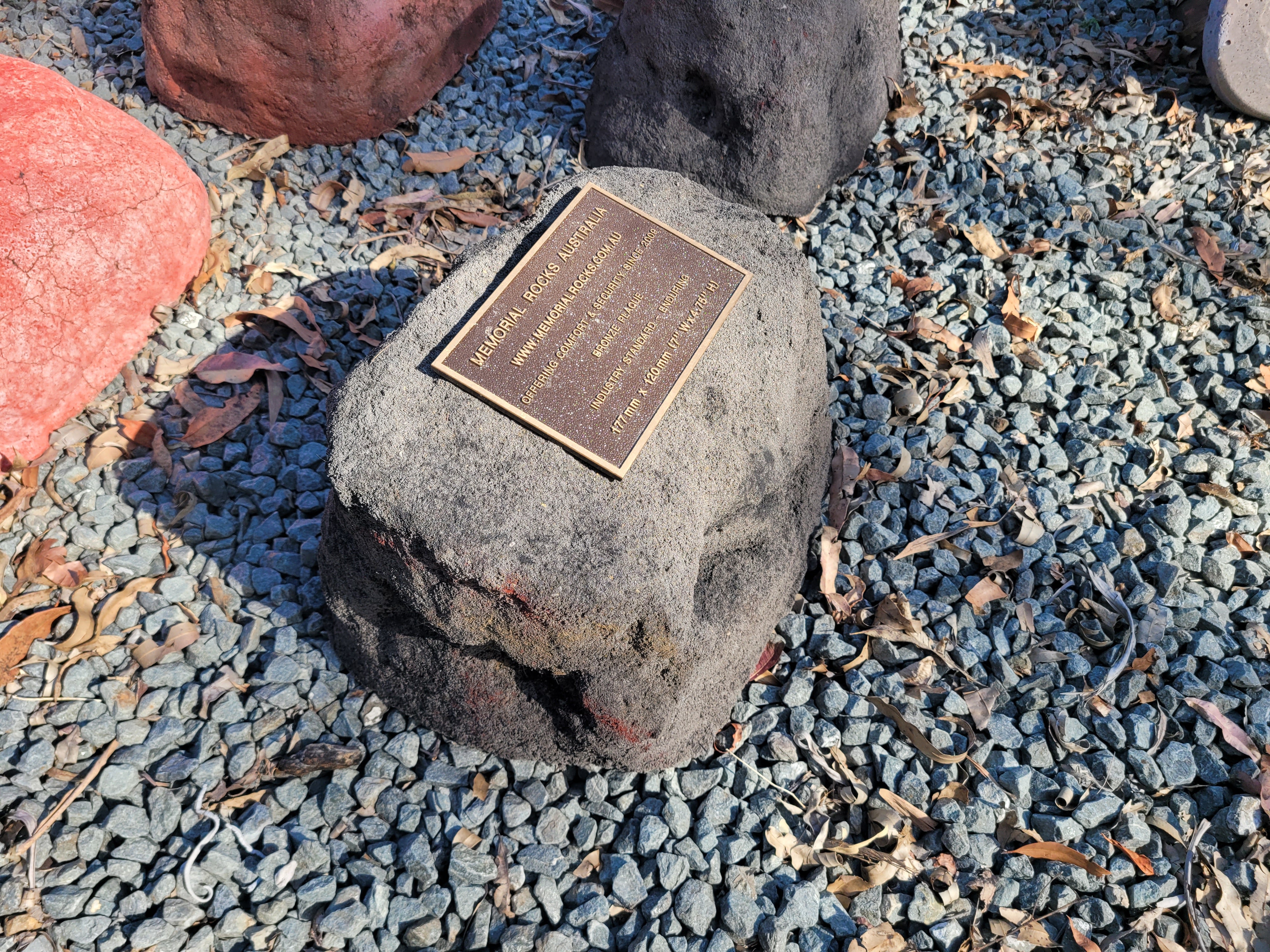 Memorial Rock Urn 1915 Medium Black / Charcoal