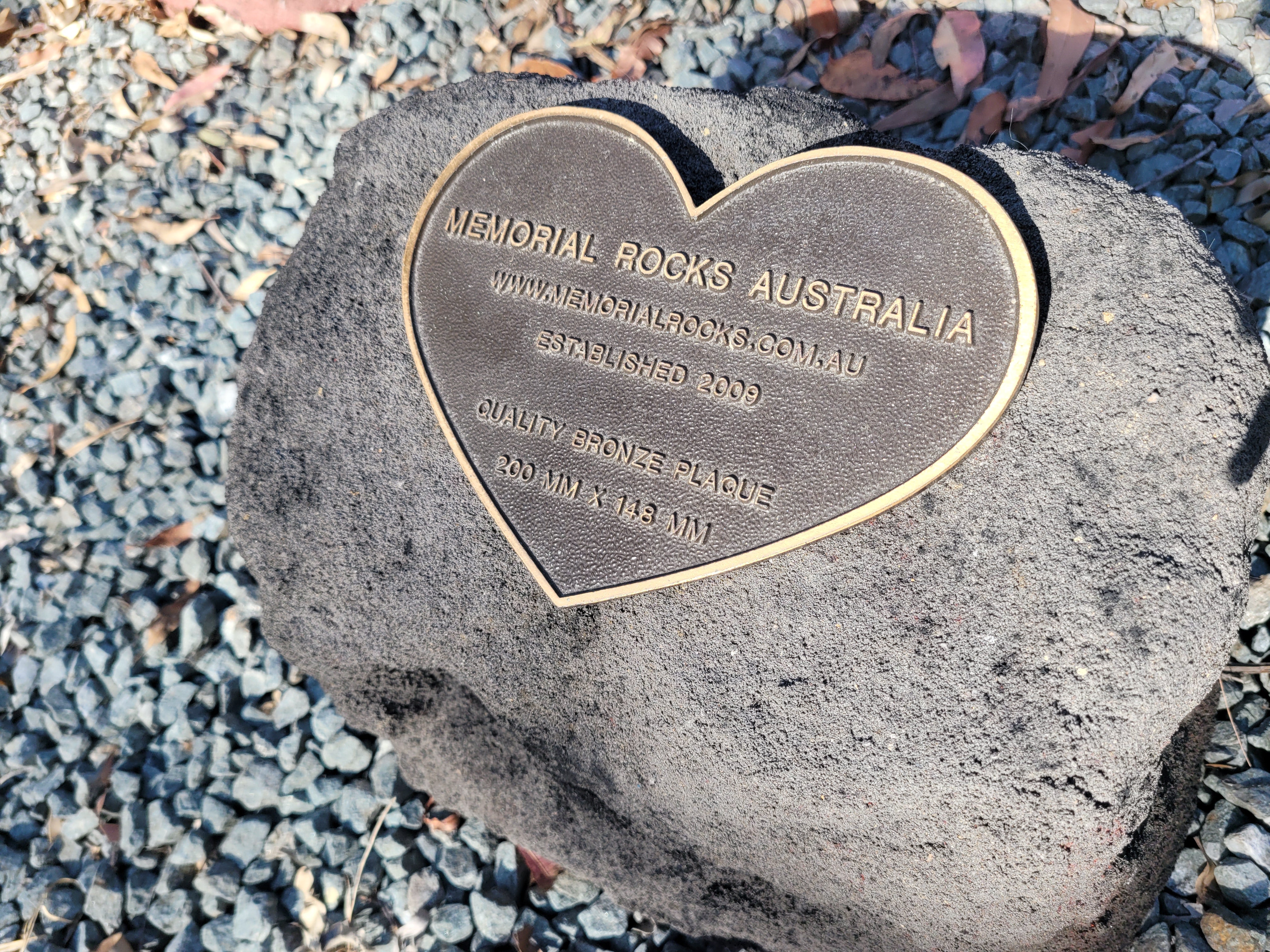 Memorial Rock Urn 1915 Medium Black / Charcoal