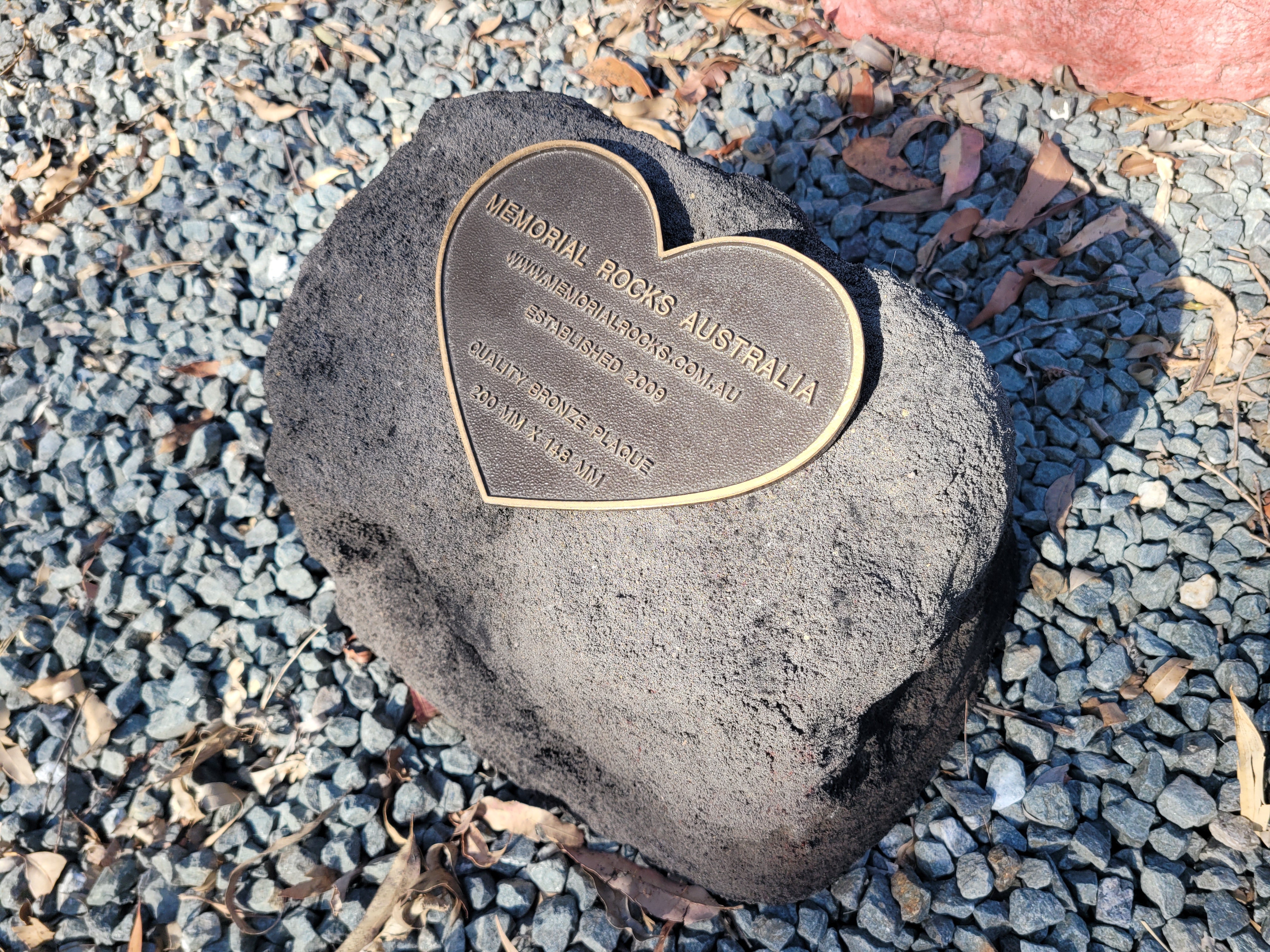 Memorial Rock Urn 1915 Medium Black / Charcoal