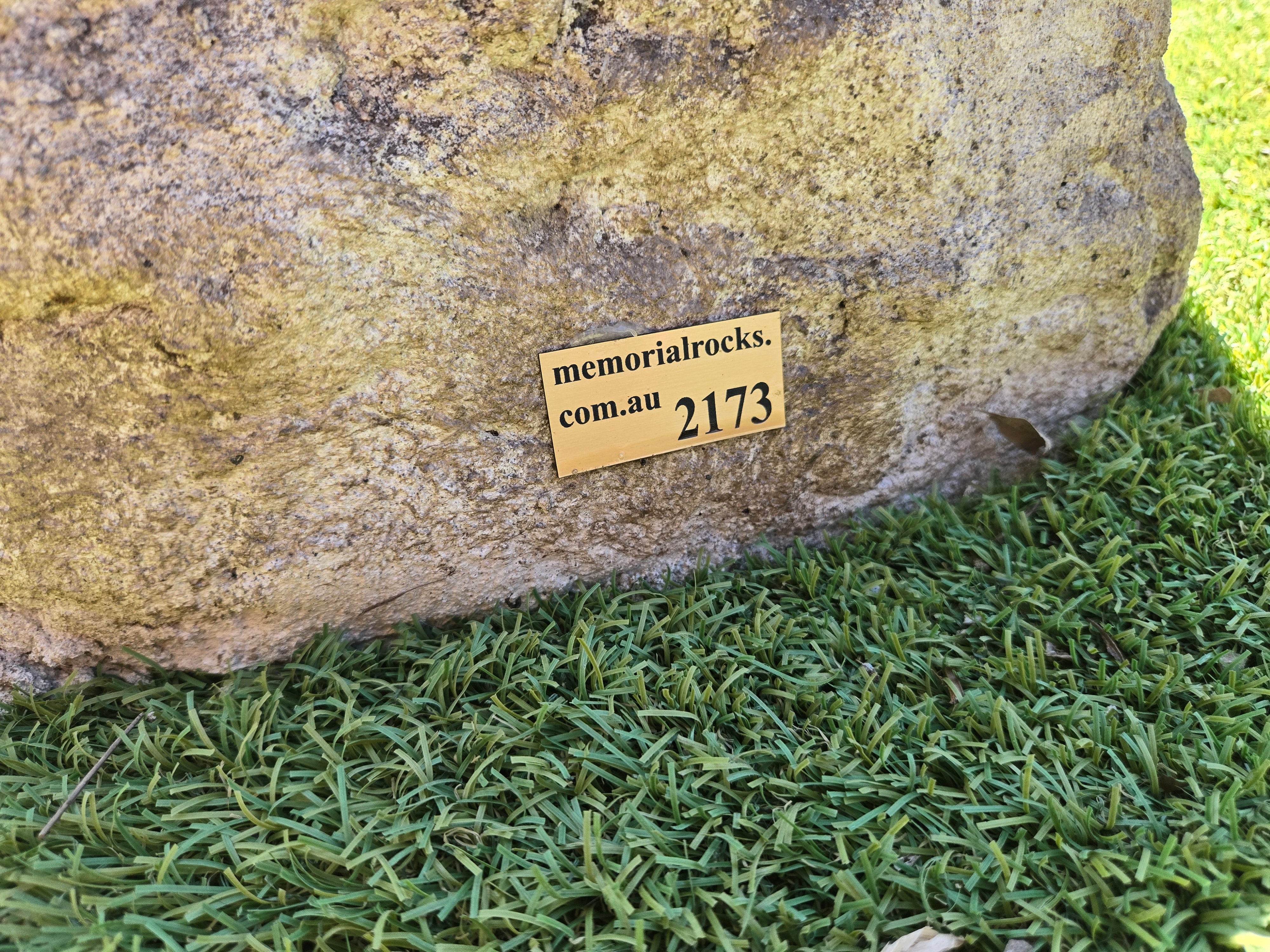 Memorial Rock Urn 2173 Medium Natural Riversand