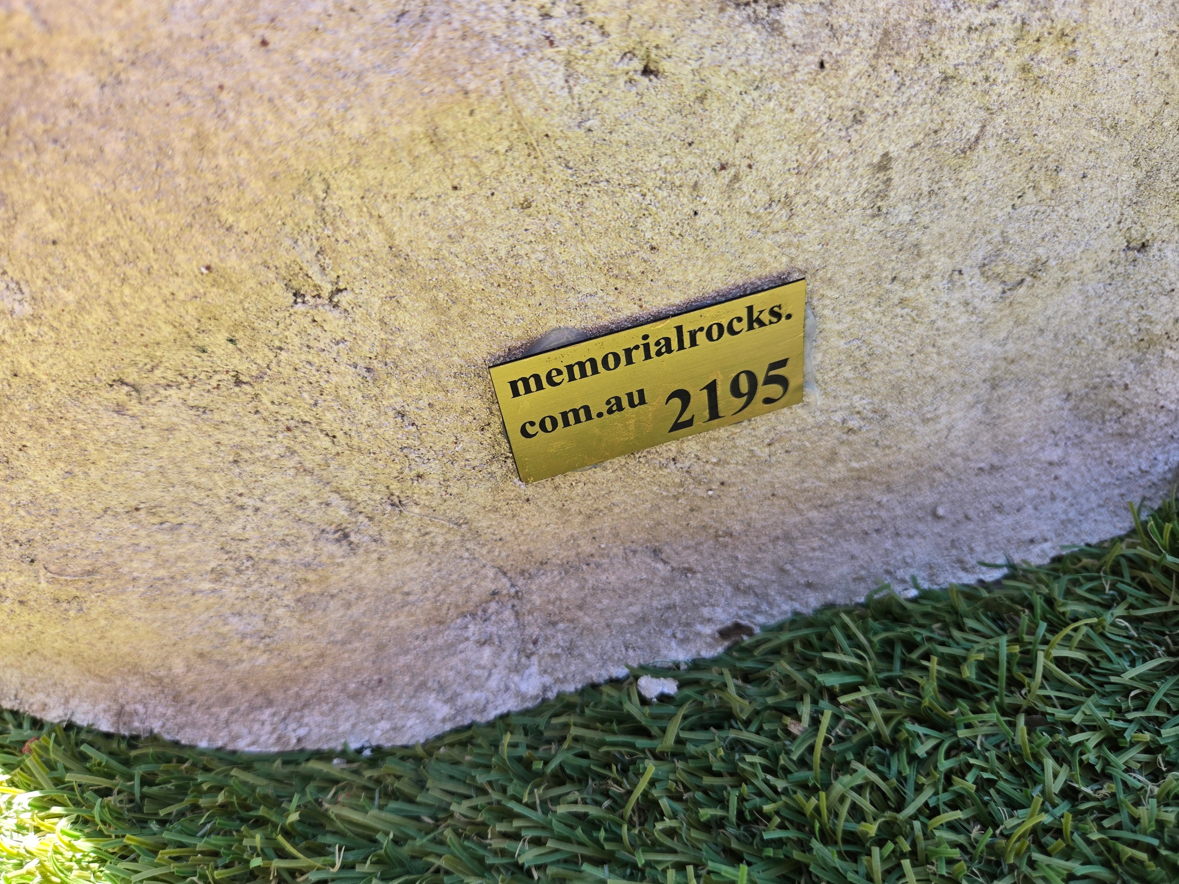 Memorial Rock Urn 2195 Medium White