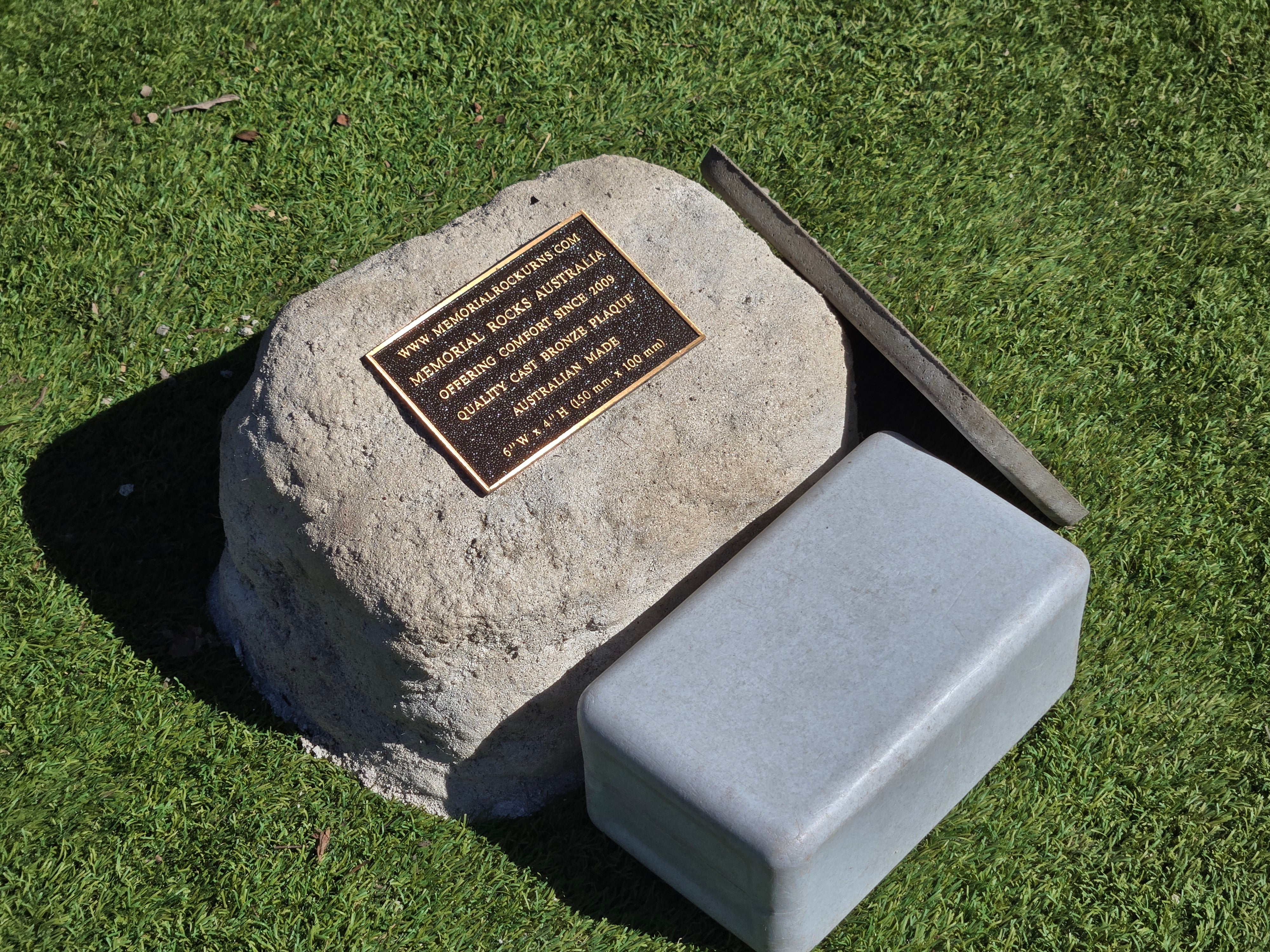 Memorial Rock Urn 2195 Medium White