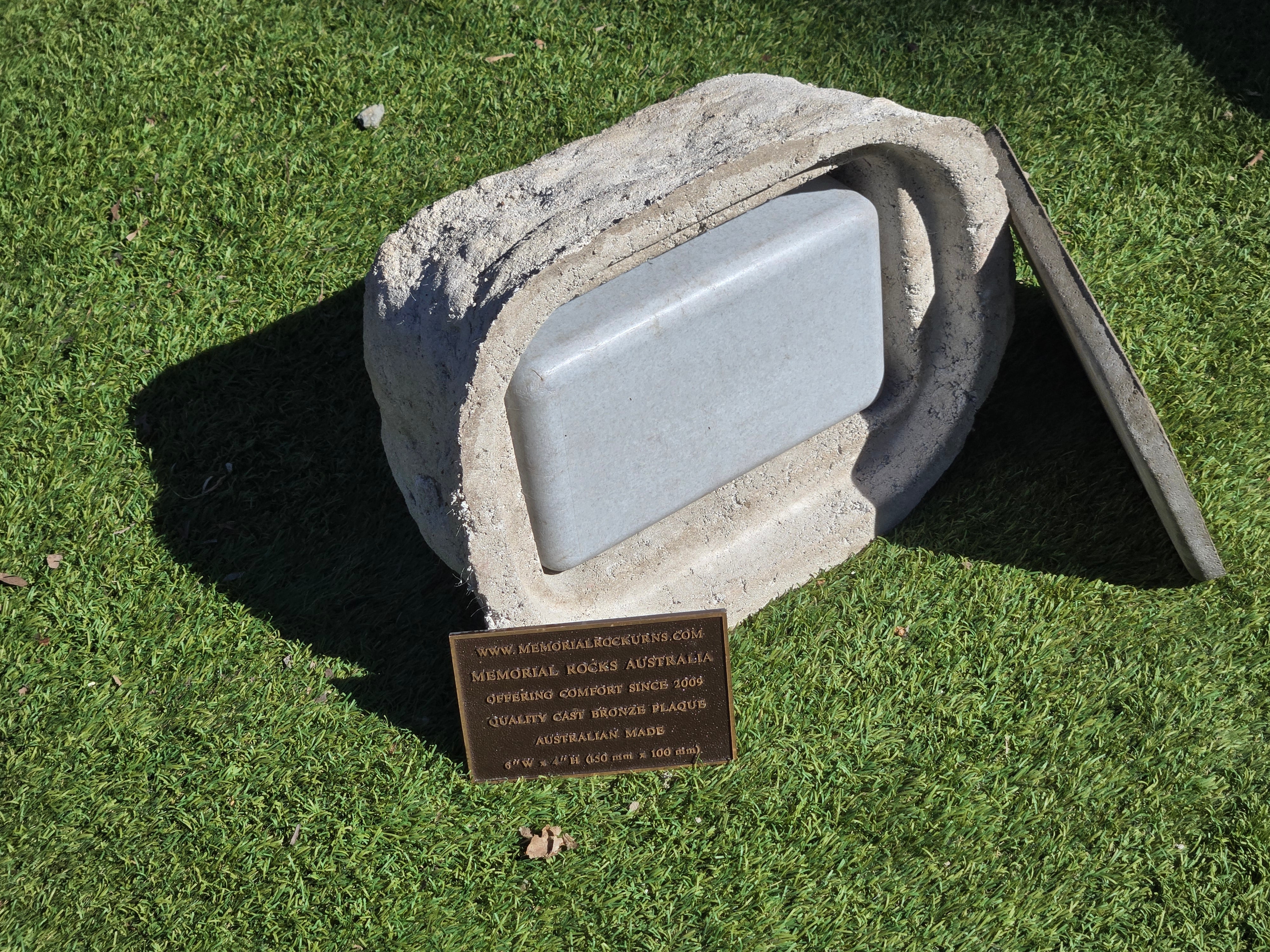 Memorial Rock Urn 2195 Medium White