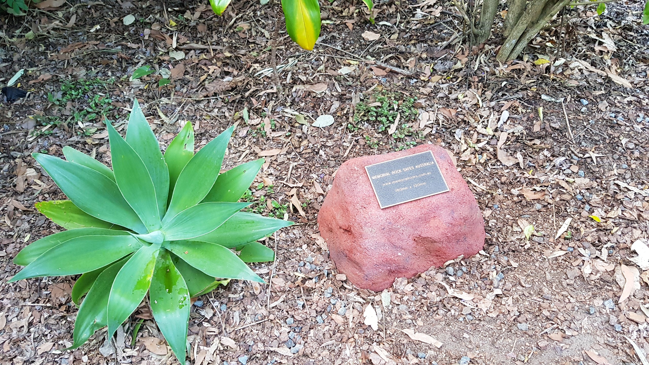 Memorial Rock Urn 1100 Large Single Red